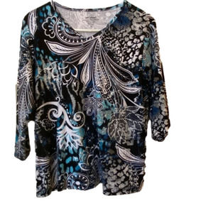 VICKY Wayne Black,White, Blue Floral Print 3/4 sleeve, scoop neckline. Size M